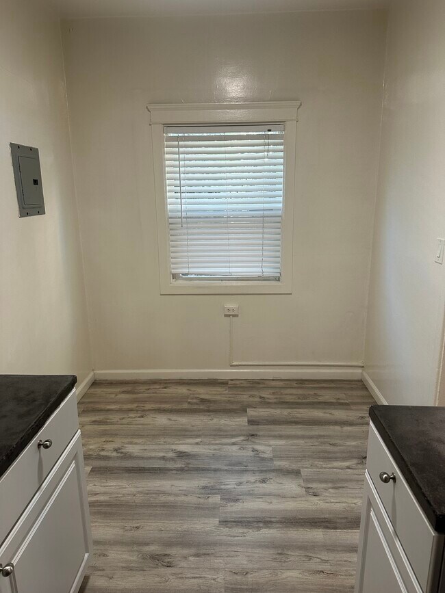 Building Photo - 5740 Franklin Ave