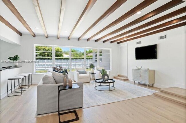 Building Photo - 1033 W 47th St