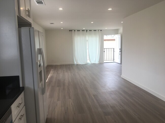 Building Photo - 1451-1451-1451-1452 Hornblend St