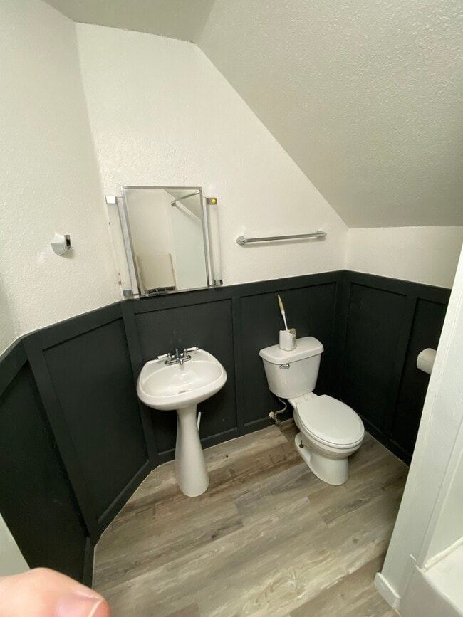 Building Photo - 156 College St