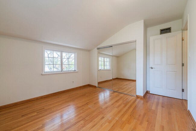 Building Photo - Valmonte 3 bed/3 bath Home plus guest house.