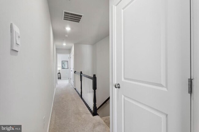 Building Photo - 558 Banquet Ln