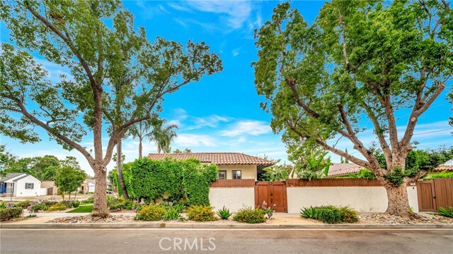 Building Photo - 546 S Beachwood Dr