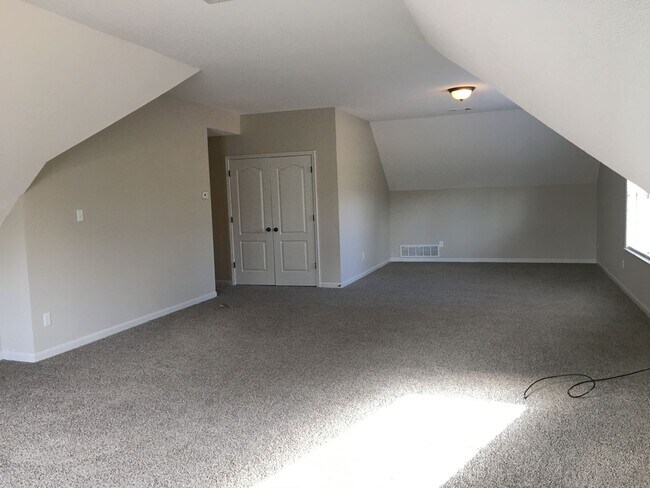 Building Photo - Beautiful 4br Lakeland home with a HUGE bonus room! Over 3300 sq ft! Pets are owner's approval, f...