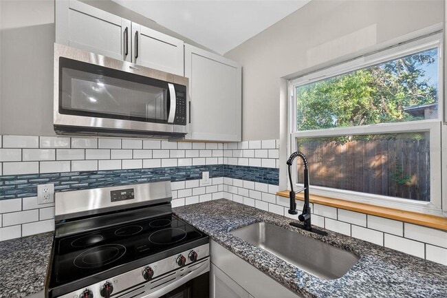 Building Photo - 2245 17th Ave S