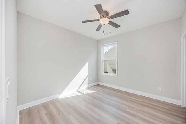 Building Photo - Beautiful 2 Bedroom, 2 Bath home + flex ro...