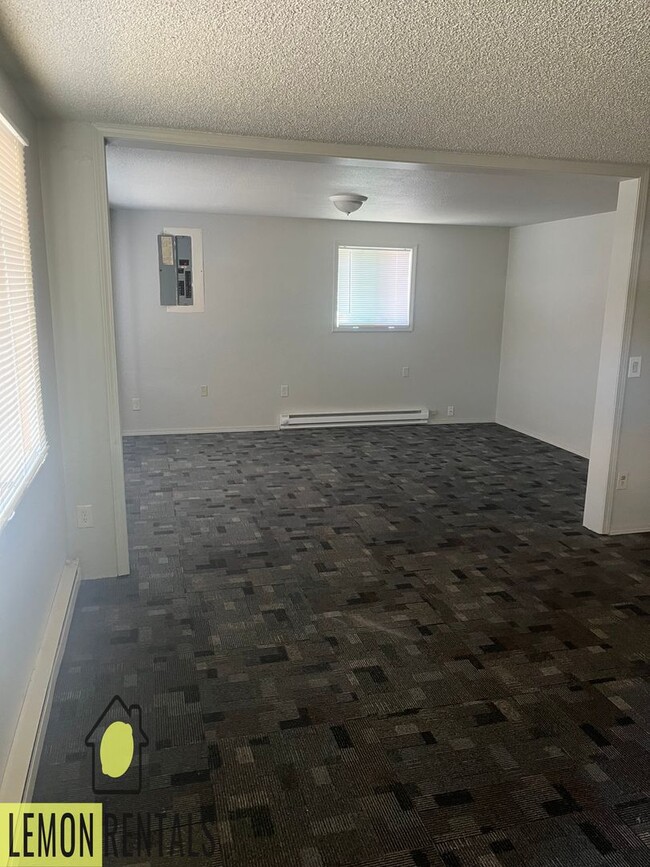 Building Photo - 3 bedroom house in Oroville $1,200/month