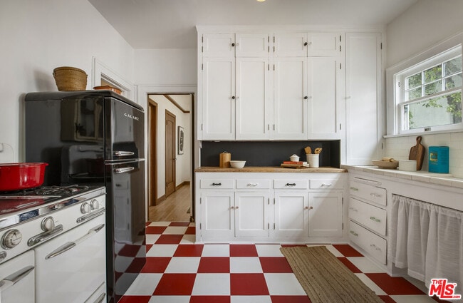 Building Photo - 4405 Clarissa Ave