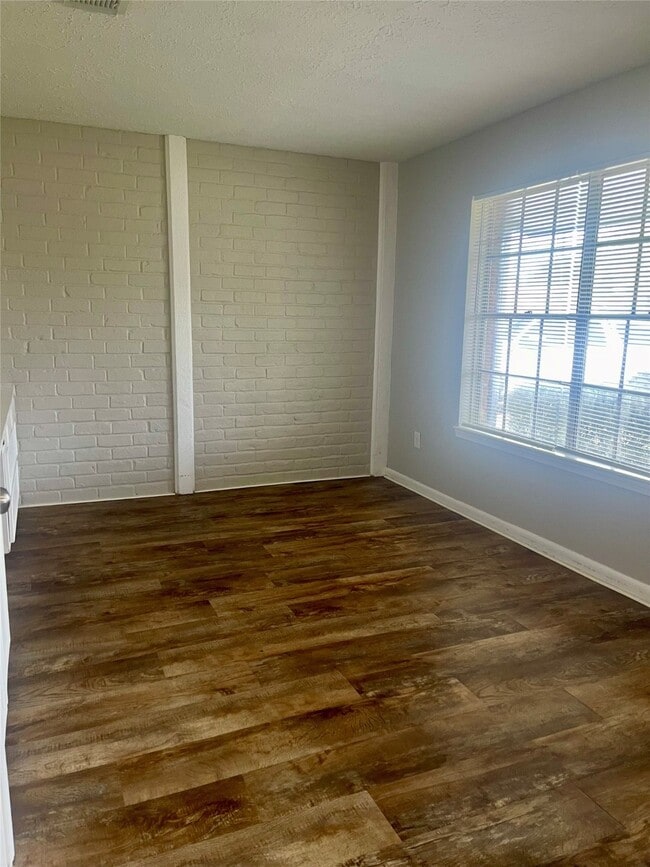 Building Photo - 2115 Yorktown Ct S