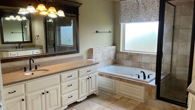 Building Photo - 15512 Maple Ridge Ln