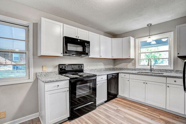 Building Photo - AVAILABLE NOW!! 4 bedroom Brick Ranch Style Home