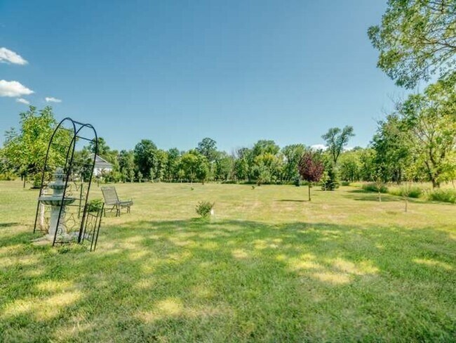 Building Photo - Beautiful 4 Bedroom 3 Bathroom Home With 2...