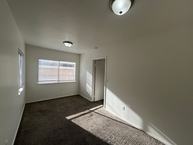 Building Photo - LSHOP1290