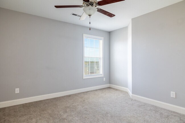 Building Photo - Maryville 37801 - 4 bedroom, 2.5 bath home...