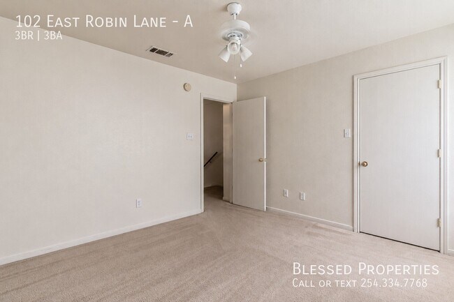 Building Photo - 102 E Robin Ln