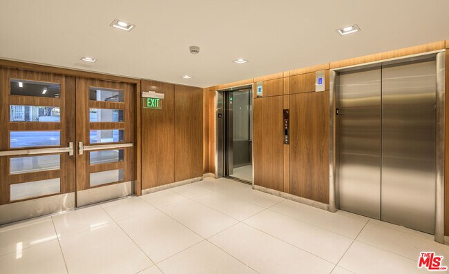 Building Photo - 838 N Doheny Dr