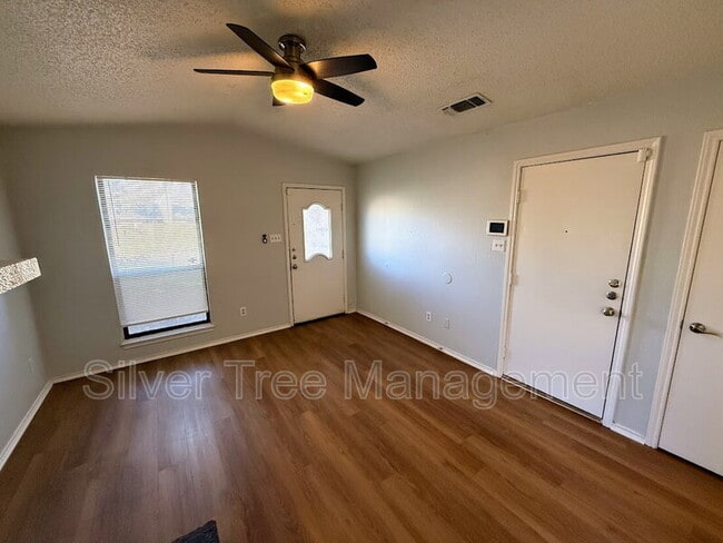 Building Photo - 6847 S Creek Dr