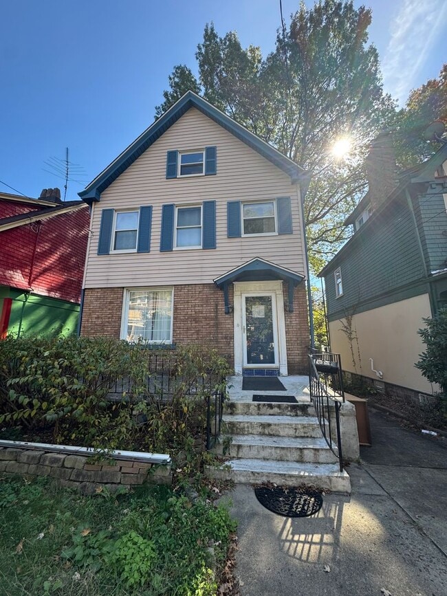 Building Photo - 5 Bedroom 2.5 Bath in Squirrel Hill