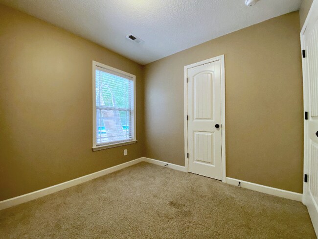 Building Photo - 938 S Mossy Rock Rd