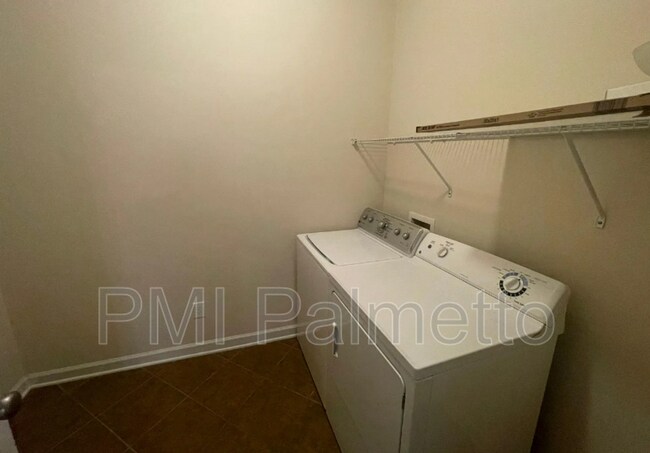 Building Photo - 121 Rossmore Dr