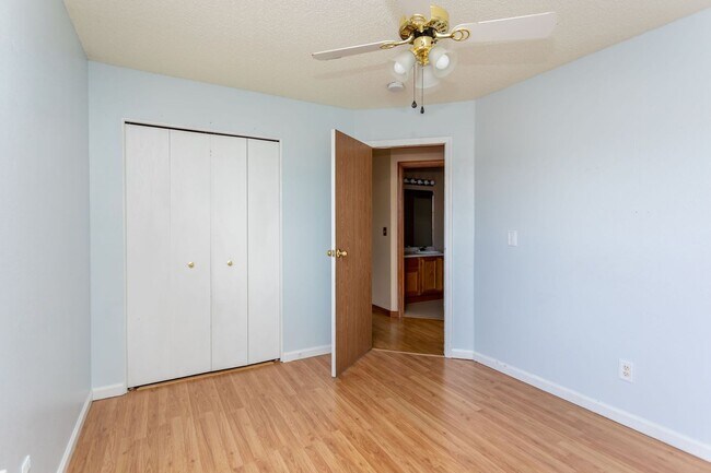 Building Photo - 1130 Pond Side Dr