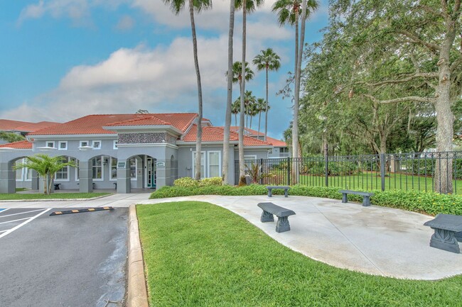 Building Photo - Very nicely upgraded  2bed/2bath 2nd floor...