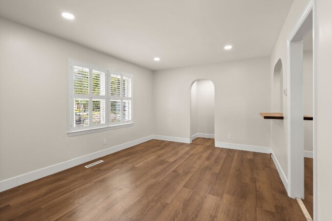 Building Photo - 2720 N Oakridge Cir
