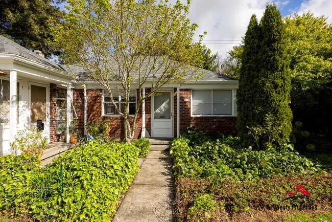 Building Photo - 1811 SE Salmon St