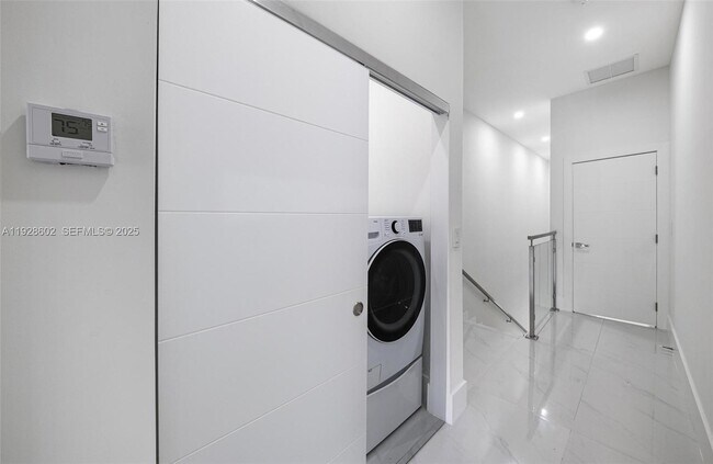 Building Photo - 3142 Carter St