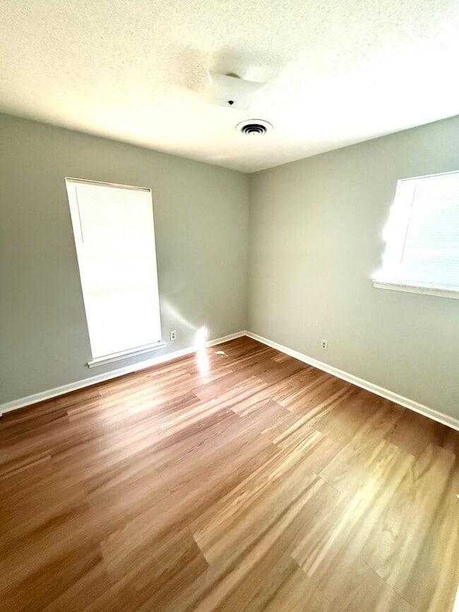Building Photo - ** 4 bedrooms, 2 bath Located off Atlanta Hwy ** Call 334-366-9198 to schedule a self tour
