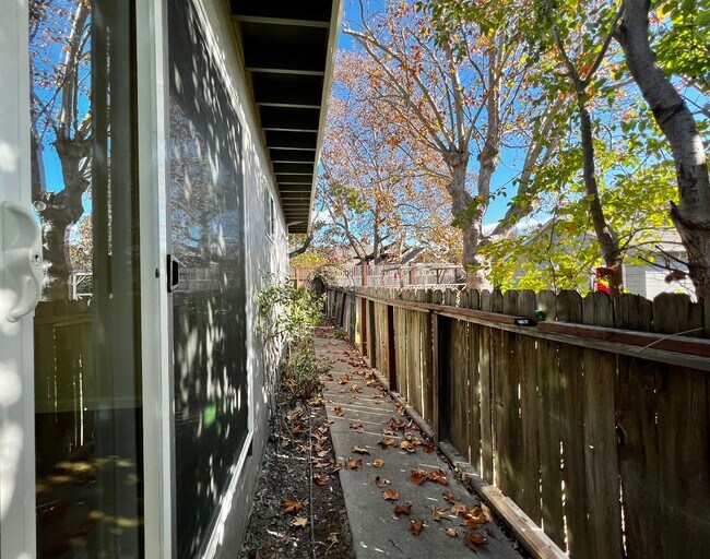 Building Photo - MAI1880-1884