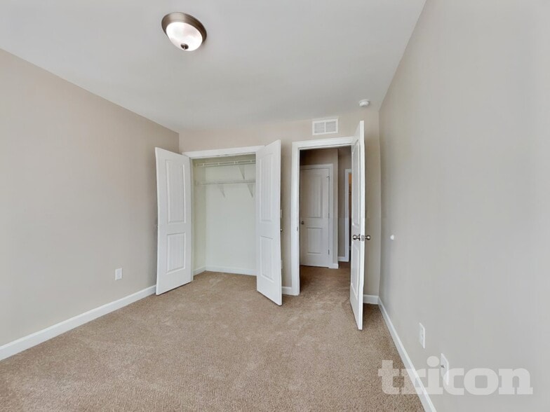 Building Photo - 685 Century Dr