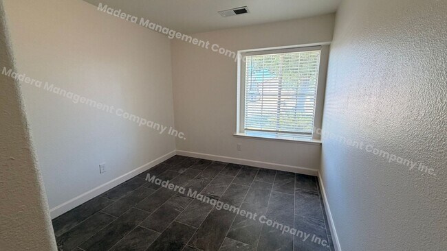 Building Photo - 4 Bed/ 2 Bath Available Now!