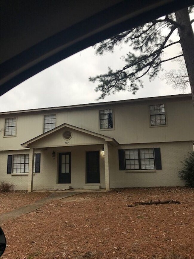 Building Photo - Excellent Location!  3 Bed 2.5 Bath Townhouse!