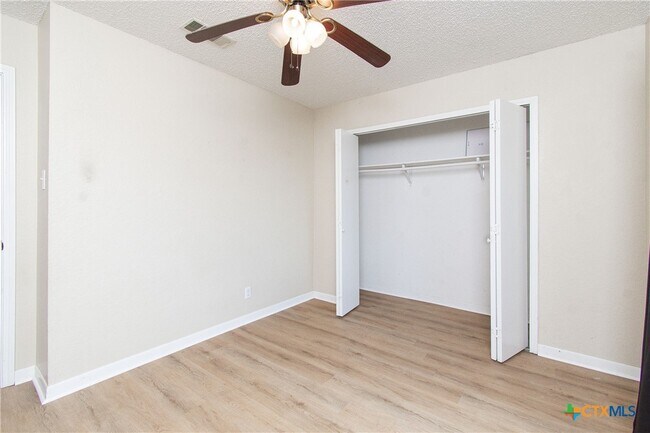 Building Photo - 2210 Carousel Dr