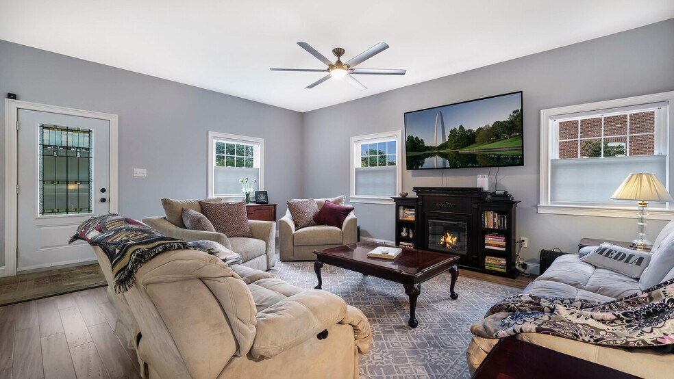 Living room - 321 E Jefferson St