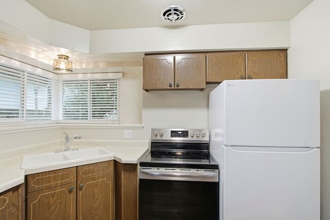 Building Photo - Duplex with 1.5 Bath and One Car Garage