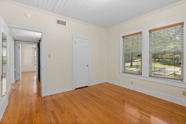Building Photo - 526 Pershing Ave