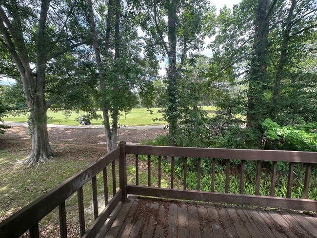 Building Photo - Upstairs unit ON THE GOLF COURSE!