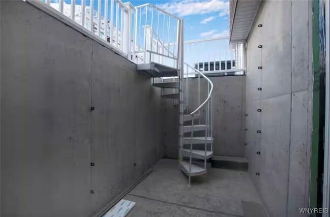 Building Photo - 140 Seymour St