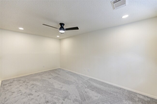 Building Photo - 16830 Scenic Gardens Dr