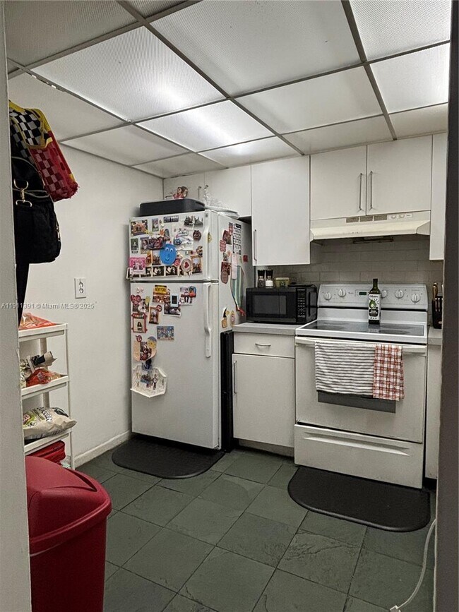 Building Photo - 3561 SW 117th Ave