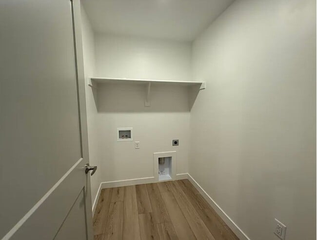 Building Photo - Brand New unit!