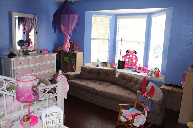 Building Photo - 7063 River Garden Dr