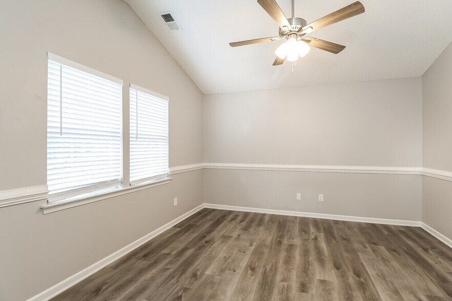 Building Photo - 137 Lantana Dr