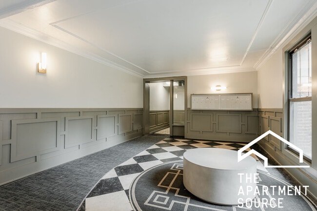 Building Photo - 516 W Cornelia Ave