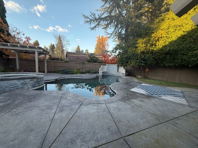 Building Photo - Gorgeous 3-Bedroom House in Gold River with pool