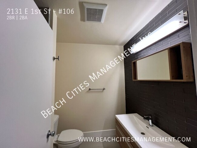 Building Photo - Condo located One Block from the Beach wit...