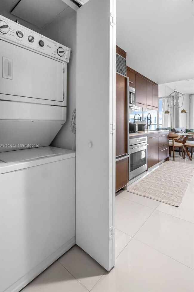 Building Photo - 495 Brickell Ave