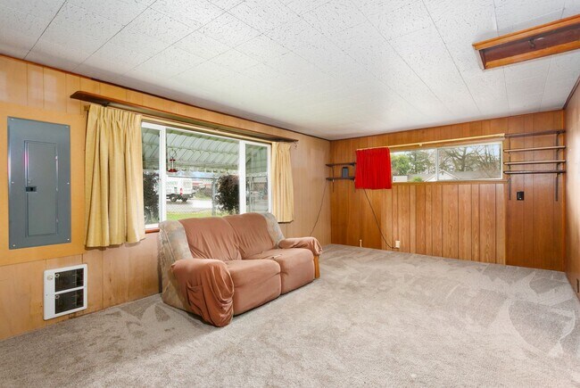 Building Photo - AVAILABLE FOR RENT – Beautiful 4BD / 2BA Home in Tacoma!